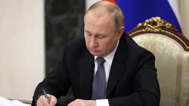 Президент РФ установил особый порядок операций с долями для лиц из недружественных стран