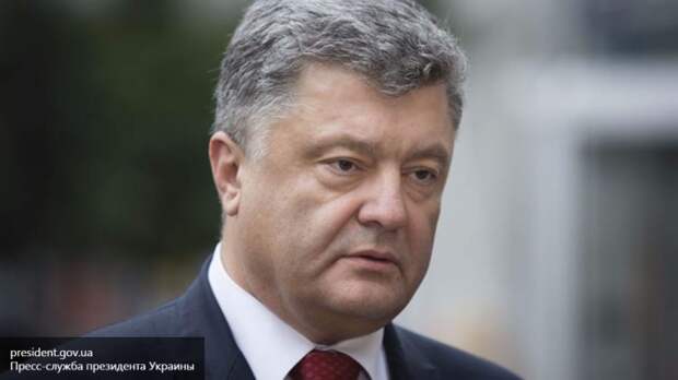 Так больше подают: соцсети высмеяли рваный носок Порошенко в Варшаве