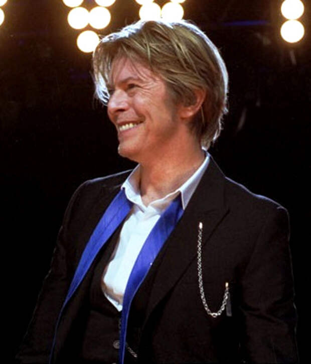 Файл:David-Bowie Chicago 2002-08-08 photoby Adam-Bielawski-cropped.jpg