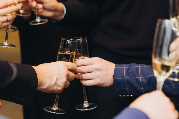 AdBeh: одно застолье с алкоголем повышает тревожность на год в среднем возрасте