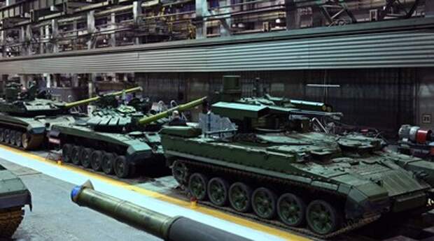 Танки Т-72, Т-90 и боевые машины поддержки танков (БМПТ) в механосборочном цехе УВЗ в Нижнем Тагиле