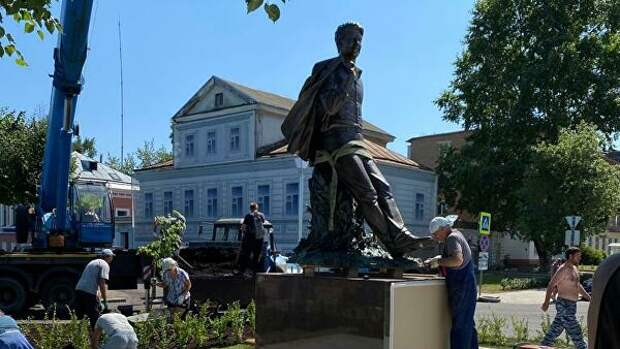 В Твери открыли памятник поэту Андрею Дементьеву 