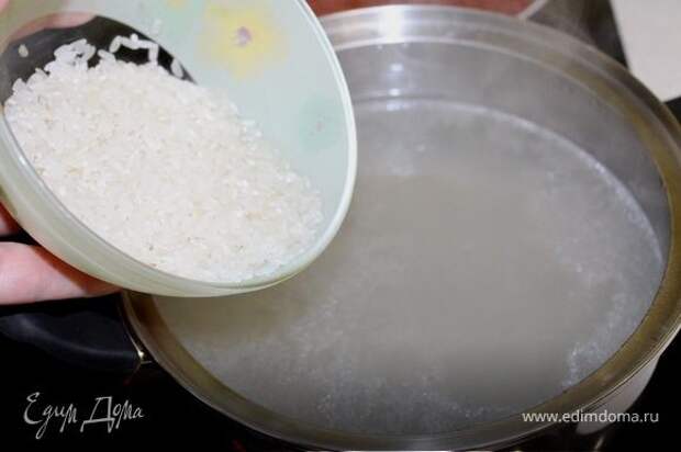 Рис промыть, опустить его в кипящий мясной бульон, варить минут 15.
