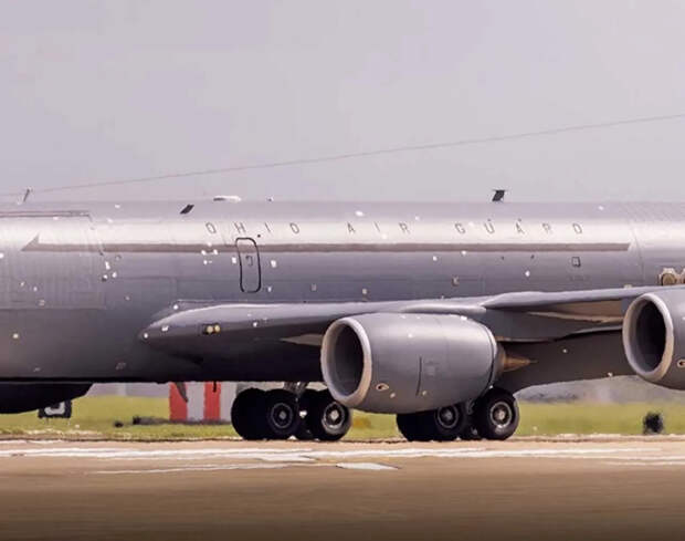 Весь на заплатках: появились фото авиатанкера США KC-135 после иранского удара