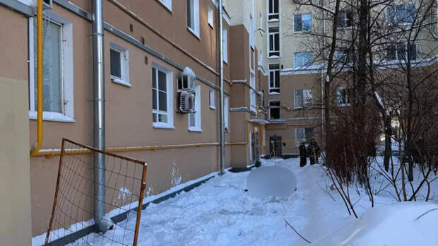 СК Москвы завел дело из-за гибели пенсионерки под упавшей с крыши глыбой льда