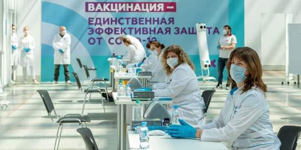 Вакцинация от COVID-19 продолжается в Москве