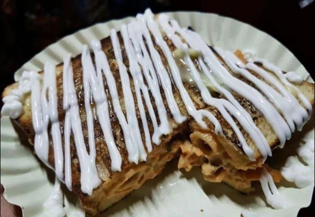 Сэндвич с макаронами в специях в Dharma’s Sandwich, Borivali East Пальчики оближешь, едим вне дома, индия, мумбай, национальный колорит, уличная еда