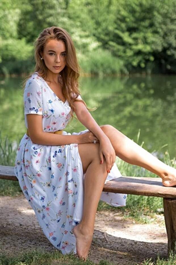 Обои Красивая девушка, юбка, лето, пруд 1920x1200 HD Изображение