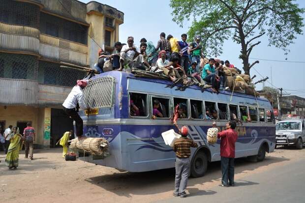Перегруженный индийский автобус.