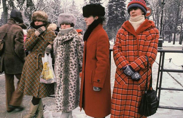 Фото: lisa.ru / В СССР были в тренде меховые воротники, которые крепили к пальто.