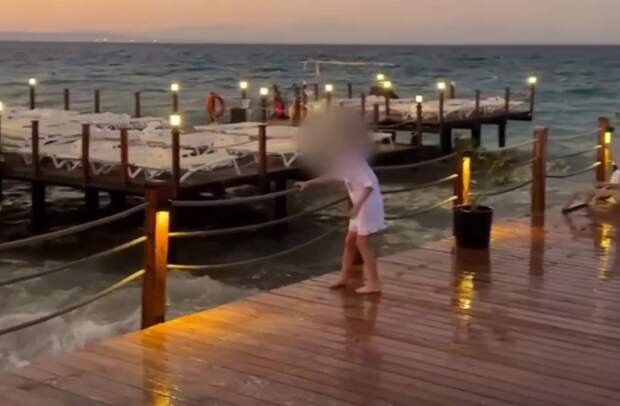 Юная туристка упала в море после удара током