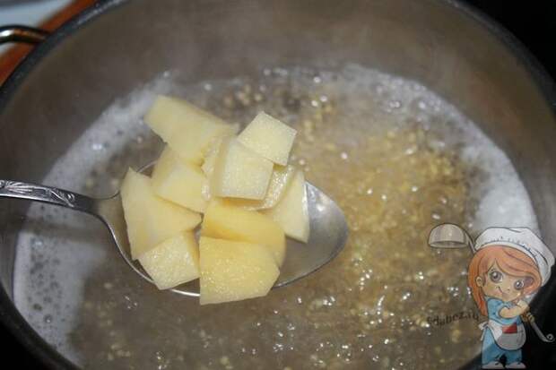 добавляем картофель в кастрюлю