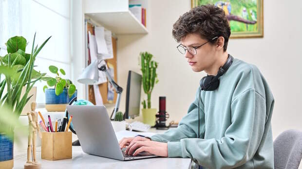 Применение ИИ при выполнении домашних заданий раскритиковали в Рособрнадзоре