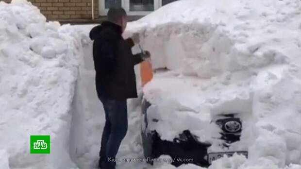 Москвичи начали предлагать услуги по очистке машин от снега