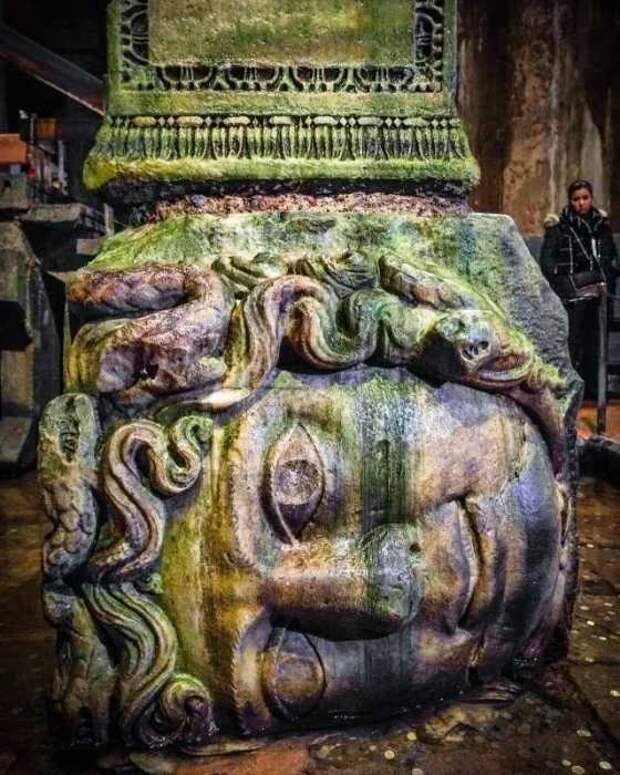 Одна из уникальных колонн Цистерны Базилики украшена головой Медузы Горгоны, которая лежит на боку (Стамбул). | Фото: turplay.ru.