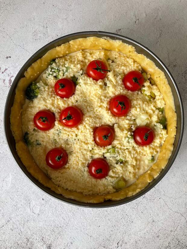 Киш с брокколи, луком- пореем и черри
