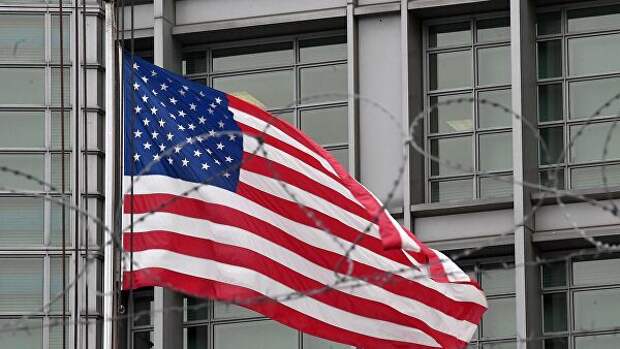 Флаг на здании посольства США в Большом Девятинском переулке в Москве
