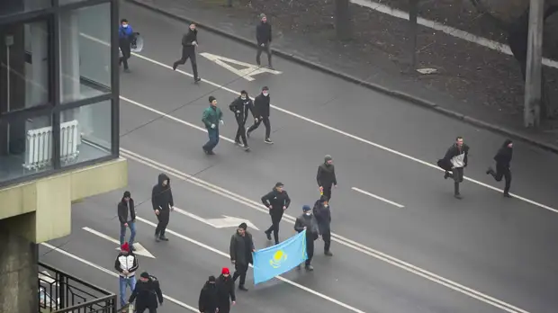 «Хабар 24»: люди с оружием окружили две больницы в Алма-Ате