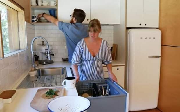 Главной гордостью Эми стала посудомоечная машина и большая рабочая зона (Австралия). | Фото: livingbiginatinyhouse.com.