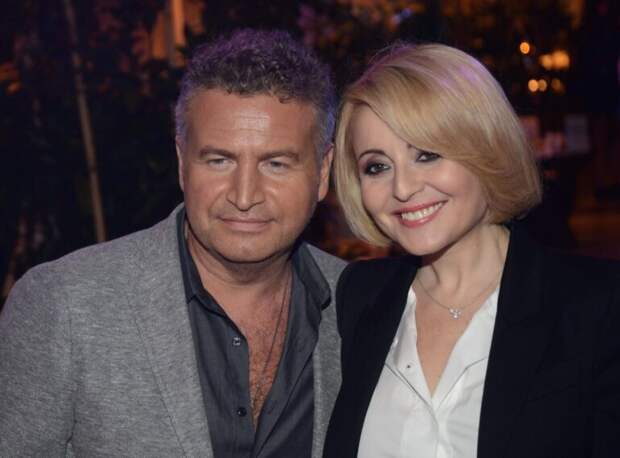 Поклонники обратились к Анжелике Варум из-за молчания о болезни Агутина