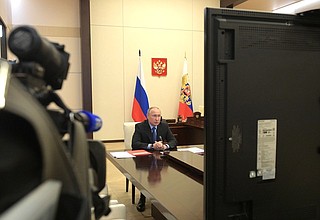 Совещание с постоянными членами Совета Безопасности Российской Федерации в режиме видеоконференции.