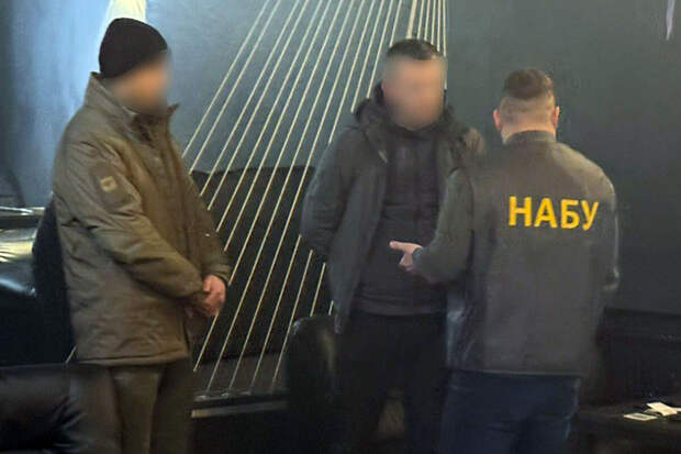 НАБУ: сотрудника СБУ задержали за получение крупной взятки от уклонистов