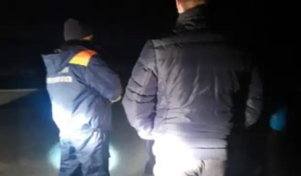 Заблудившиеся в поле под Оренбургом мужчины позвали на помощь спасателей