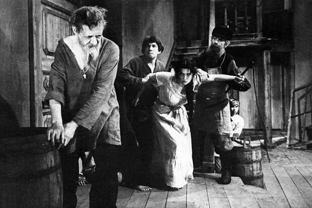 Кадр из фильма «Екатерина Измайлова». Это экранизация одноимённой оперы Дмитрия Шостаковича по сюжету повести «Леди Макбет Мценского уезда», в роли Катерины Измайловой – Галина Вишневская, в роли Бориса – Александр Соколов