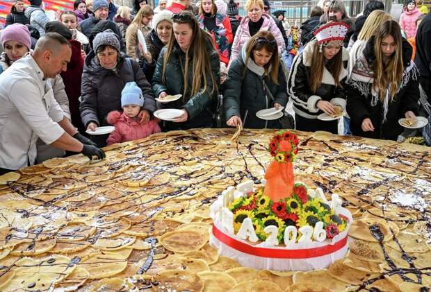 В Крыму испекли «самый большой блин в мире» диаметром 3,5 метра