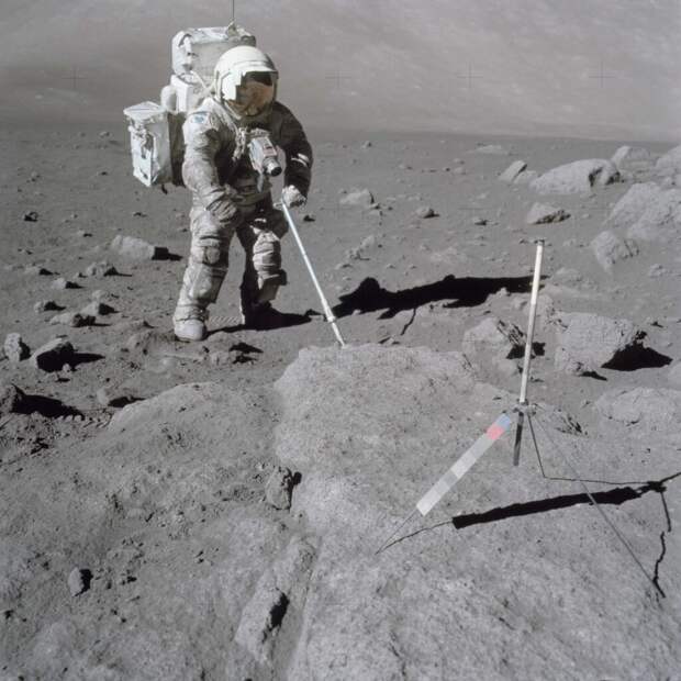 Геолог Харрисон Шмитт, член экипажа Apollo 17, использующий ручной минибур для добычи образца лунного грунта из интересующего его участка. В отличие от «Луны-24», он мог выбирать место, откуда брал образец. Но дефектные американские контейнеры привели к тому, что результаты его усилий не воспринимались на Земле до конца всерьез / © Wikimedia Commons