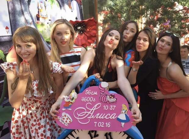 Полина Диброва лично встречала из роддома Елену с дочерью Алисой. Фото: соцсети