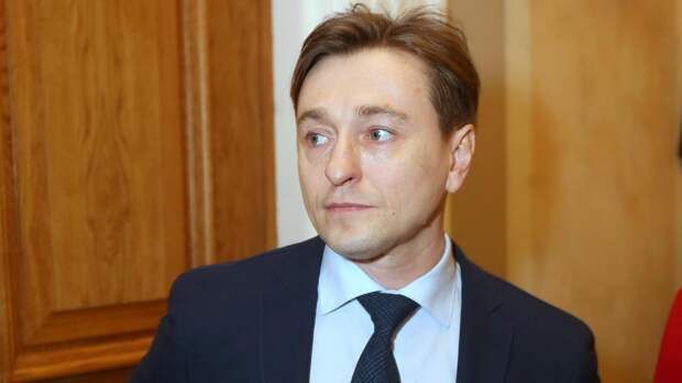 Сергей Безруков показал, как жарит блины: видео