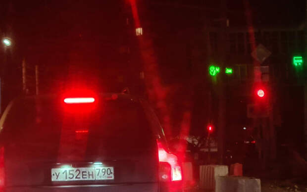 Водителей возмутил работающий светофор на перекрытом участке дороги в Рязани