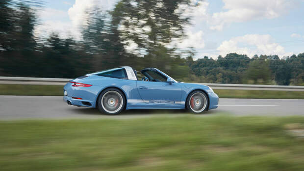 Porsche 911 Targa 4S выполнили в стилистике классических спорткаров компании