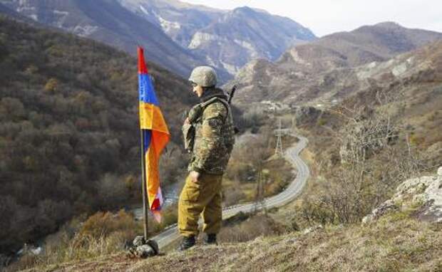 На фото: армянский военнослужащий на границе с Кельбаджарским районом