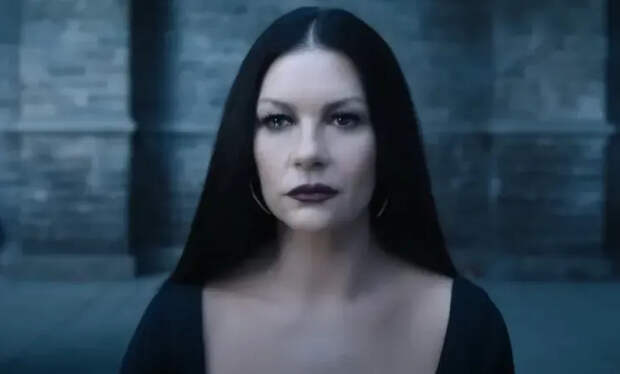 Кэтрин Зета-Джонс в первом сезоне сериала 