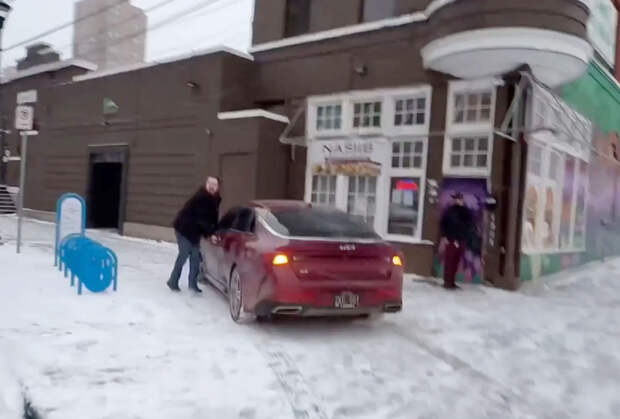 Известного журналиста ограбили на улице