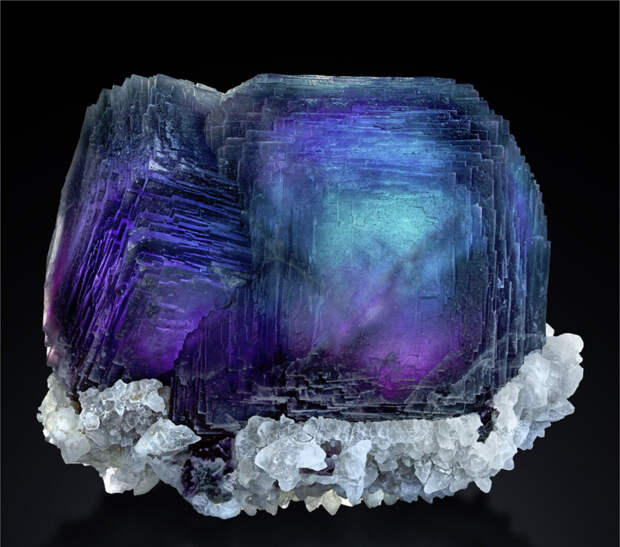 Здесь галерея - листайте. Кубические кристаллы флюорита