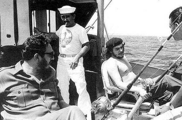Че Гевара и&nbsp;Фидель Кастро на&nbsp;рыбалке 1960 год.