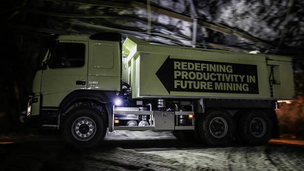 Автономный самосвал Volvo FMX испытали в шахте на глубине 1,3 километра. Фото 1