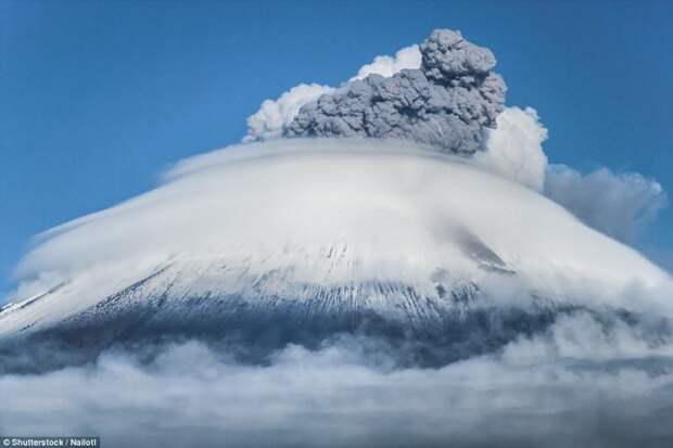 Лентикулярное облако над вулканом Попокатепетль в Мексике. вулкан, извержение