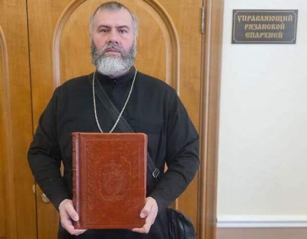 Митрополит Марк передал двум храмам богослужебные Евангелия