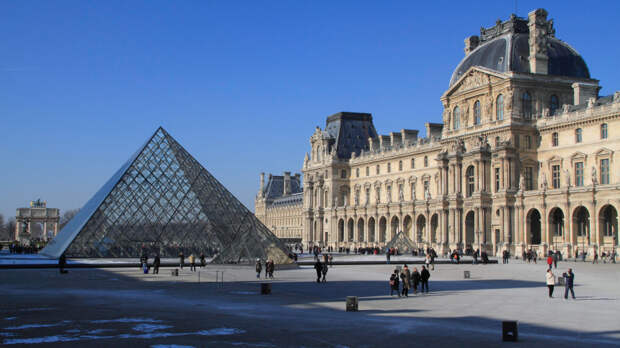 Le Parisien: двоих сотрудников Лувра задержали по подозрению в мошенничестве
