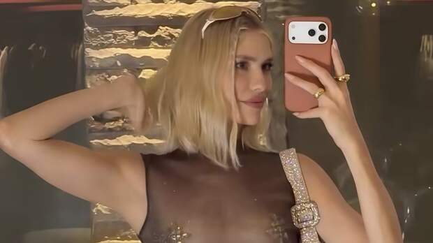 Бывшая возлюбленная российского миллиардера пришла на концерт в прозрачном платье