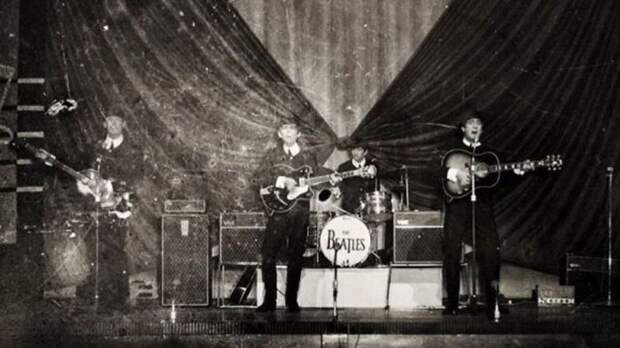 The Beatles на шоу Top of the Pops studio в 1966 году. \ bbc.com.