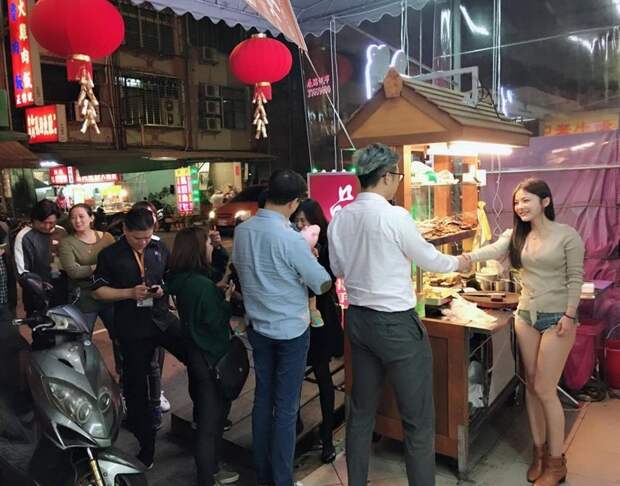 Тайванец нашел отличный способ увеличить в 4 раза свои продажи Тайвань, в мире, девушка, закусочная, люди, магазин, модель