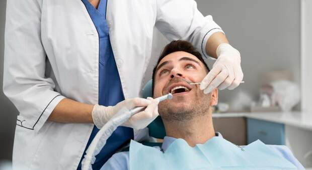 Мужчина прикрутил зуб на саморез