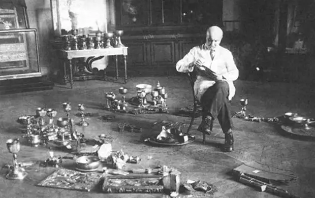 Как сокровища московского Кремля спасали от большевиков и продажи на Запад