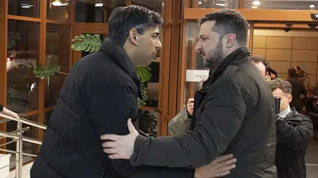 ЭКСТРЕННО ПРИМЧАВШИЙСЯ В КИЕВ БРИТАНСКИЙ ПРЕМЬЕР РИШИ СУНАК ВЫДЕЛИЛ УКРАИНЕ 3,2 МЛРД ДОЛЛАРОВ "НА ВОЕННУЮ ПОМОЩЬ". ФОТО: UKRAINE PRESIDENCY/UKRAINIAN PRE/GLOBAL LOOK PRESS