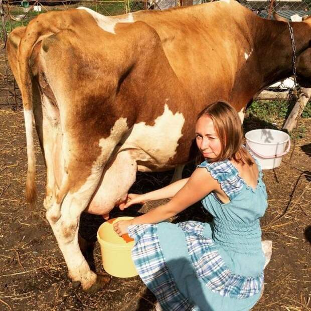 Девушки фотографируются в деревне
